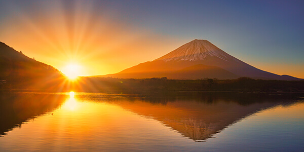 精進湖と富士山の日の出風景